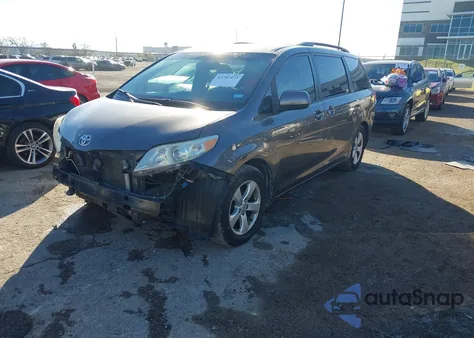 2014 Toyota Sienna Le V6 8 Passenger z USA, uszkodzony, nr VIN 5TDKK3DC7ES444912